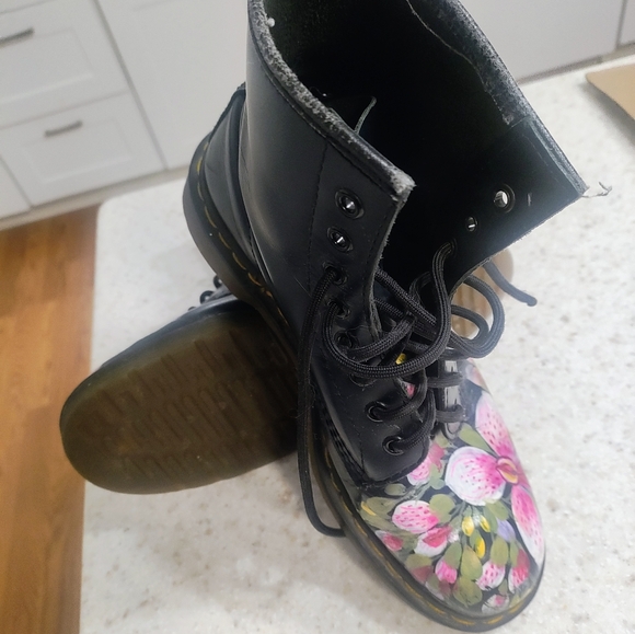Dr. Martens "hand painted in France" 1460 Vonda II Women's ankle boot! (W-10) - Picture 14 of 14